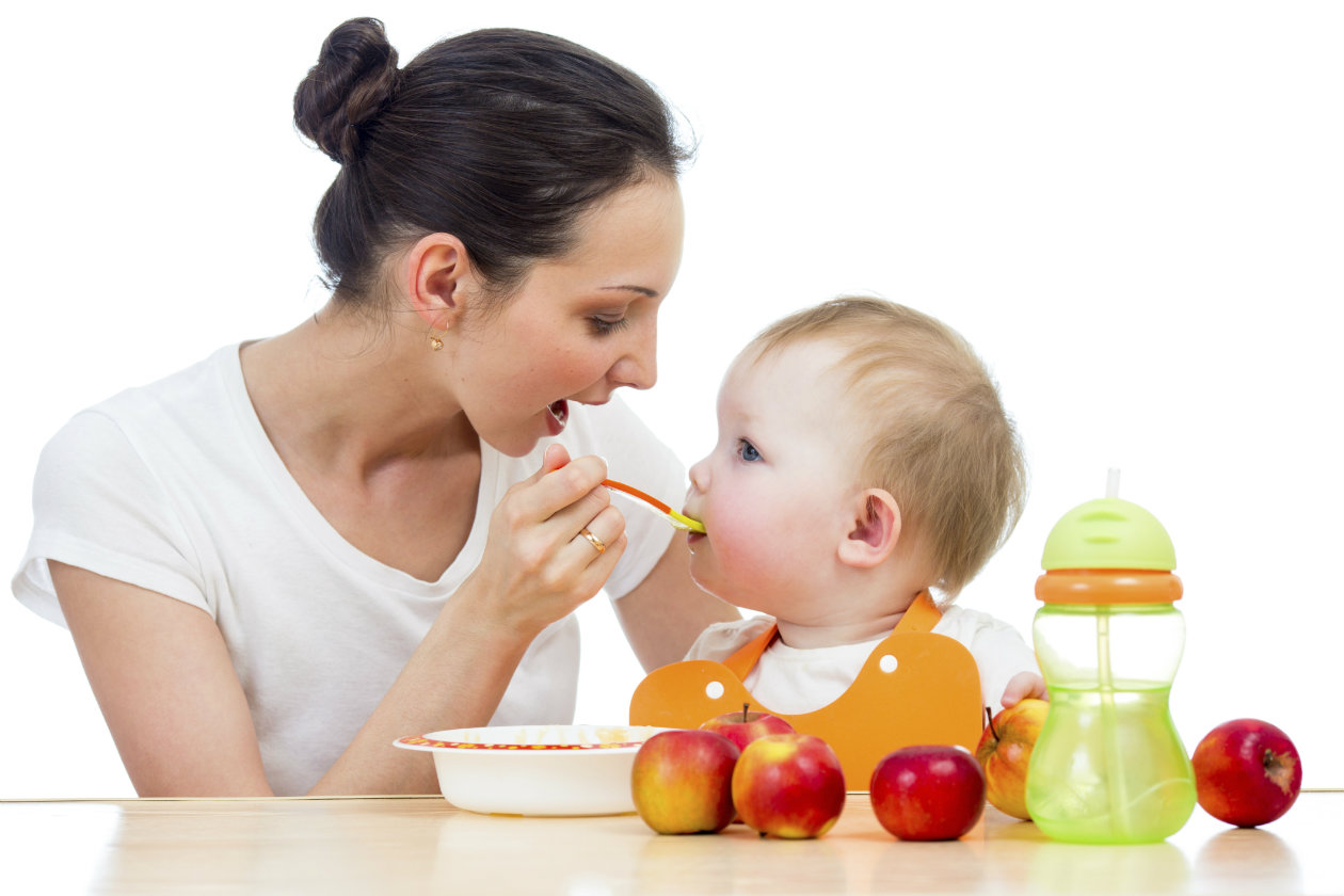 ¿Cuándo le puedo dar las primeras comidas al bebé?
