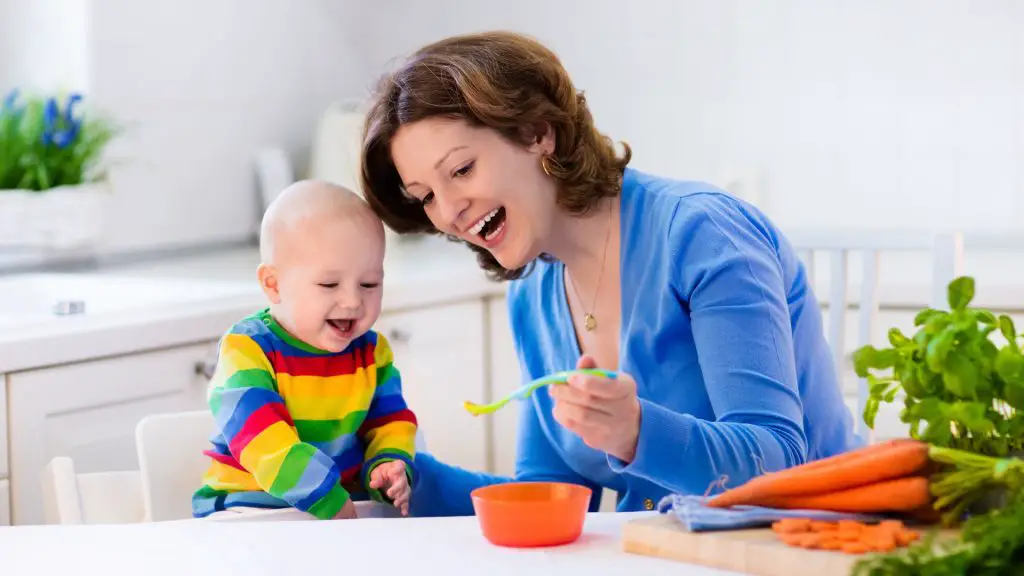 Cuándo le puedo dar las primeras comidas al bebé