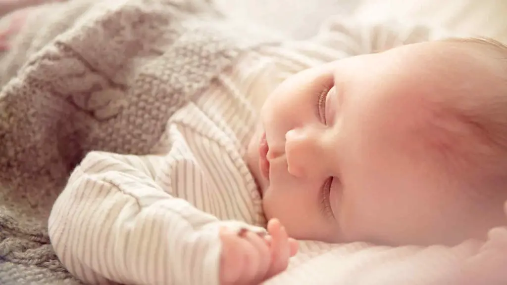 Razones por las que es esencial que tu bebé duerma tanto