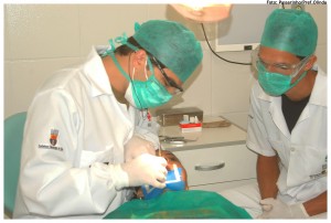 Odontólogo en consulta con un paciente