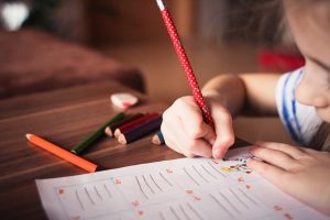 niño estudiando