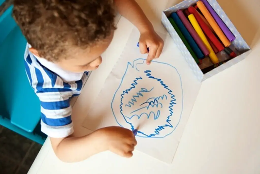Garabatos que dibujan los niños son el inicio de la escritura