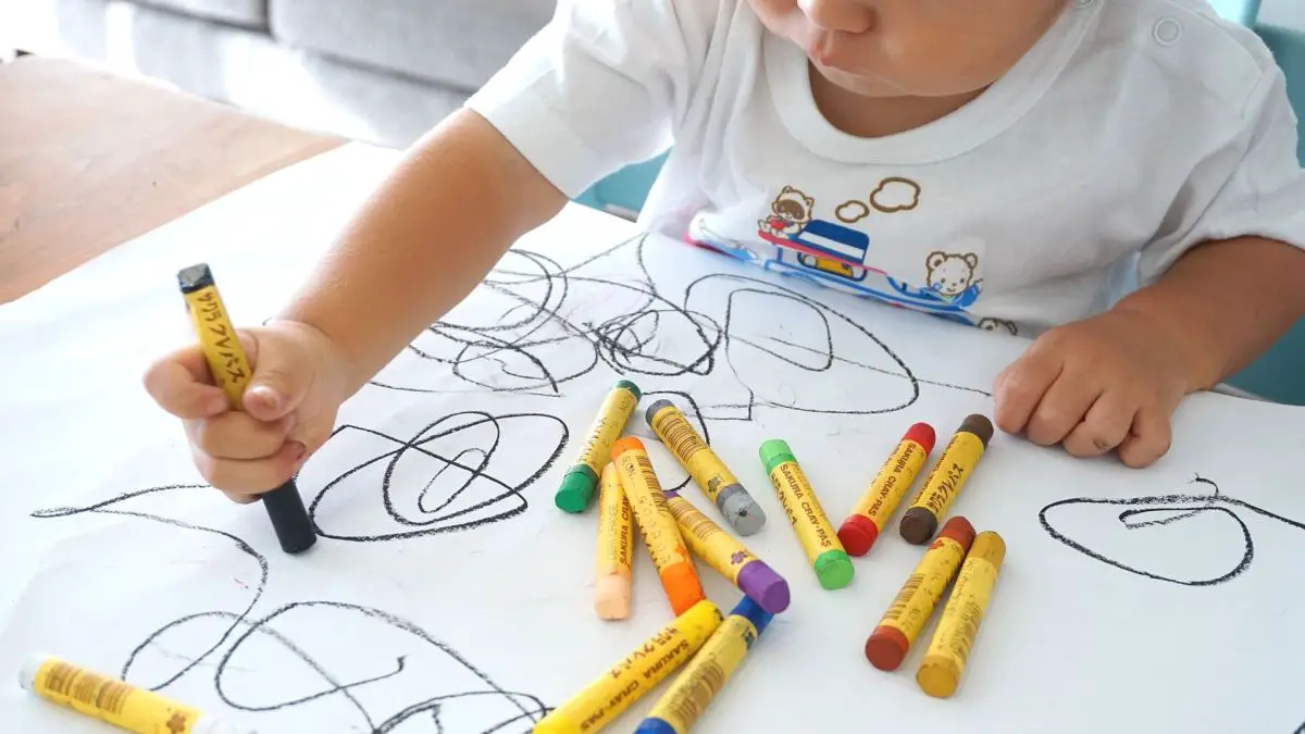 Garabatos que dibujan los niños son el inicio de la escritura