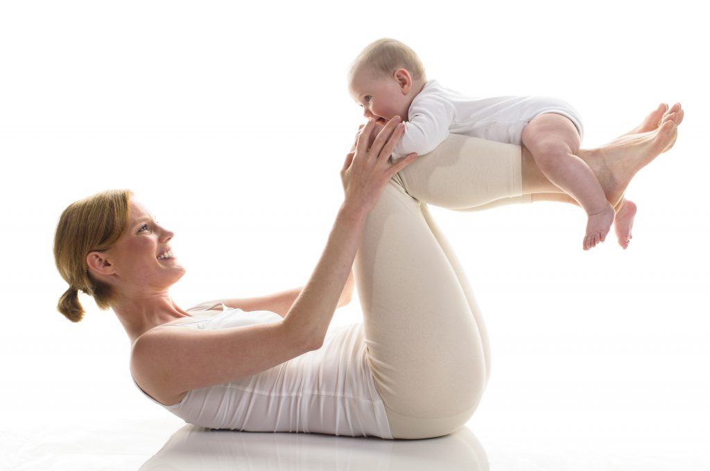 Las maravillas de practicar yoga en el post-parto