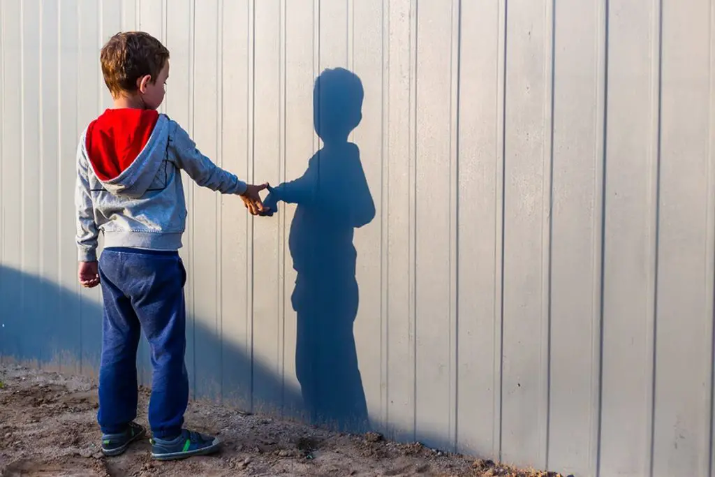 cosas que puede revelar el amigo imaginario de tu hijo