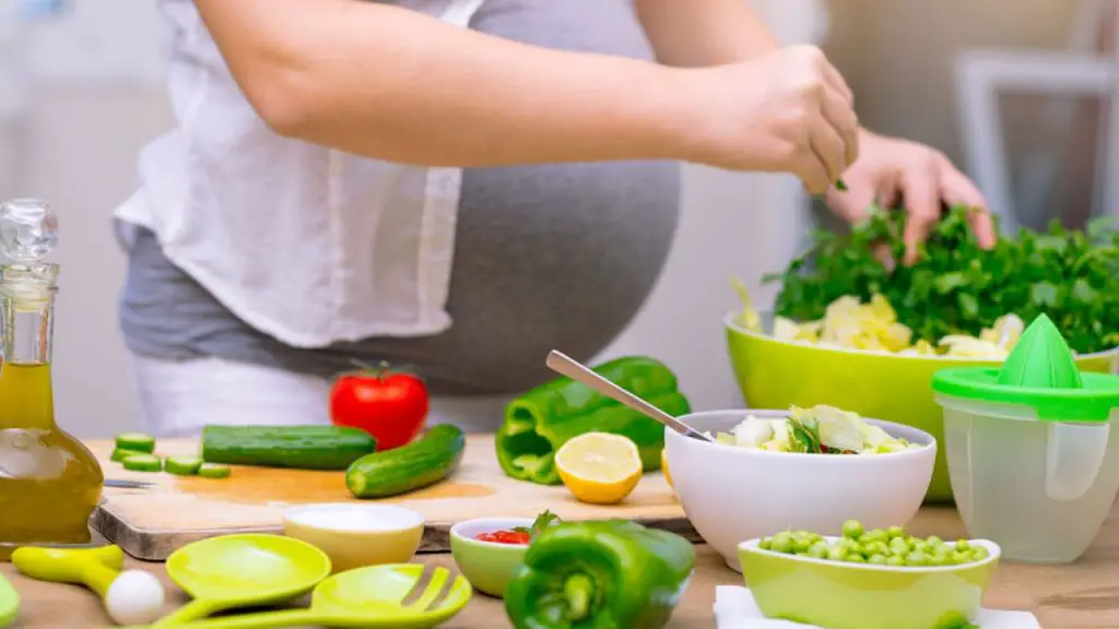 Comer frutas y verduras beneficia el embarazo