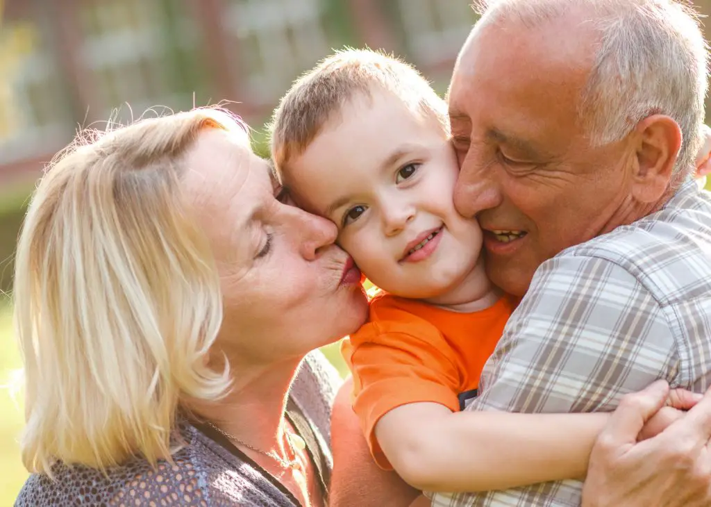 cosas por la que los abuelos son esenciales para los niños