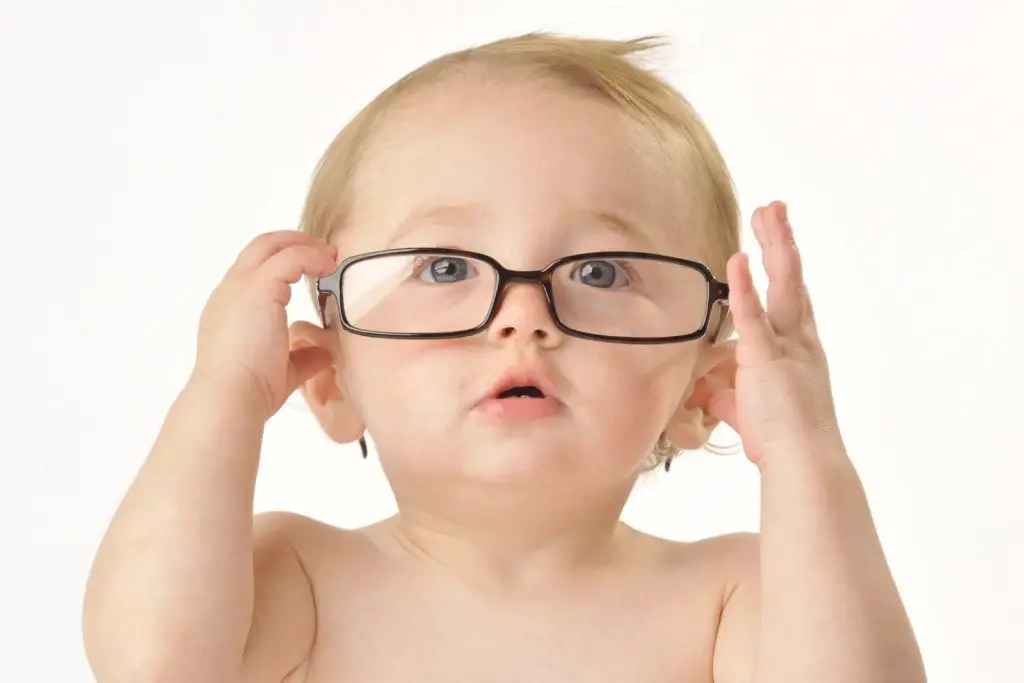 señales de que tu hijo necesita lentes 