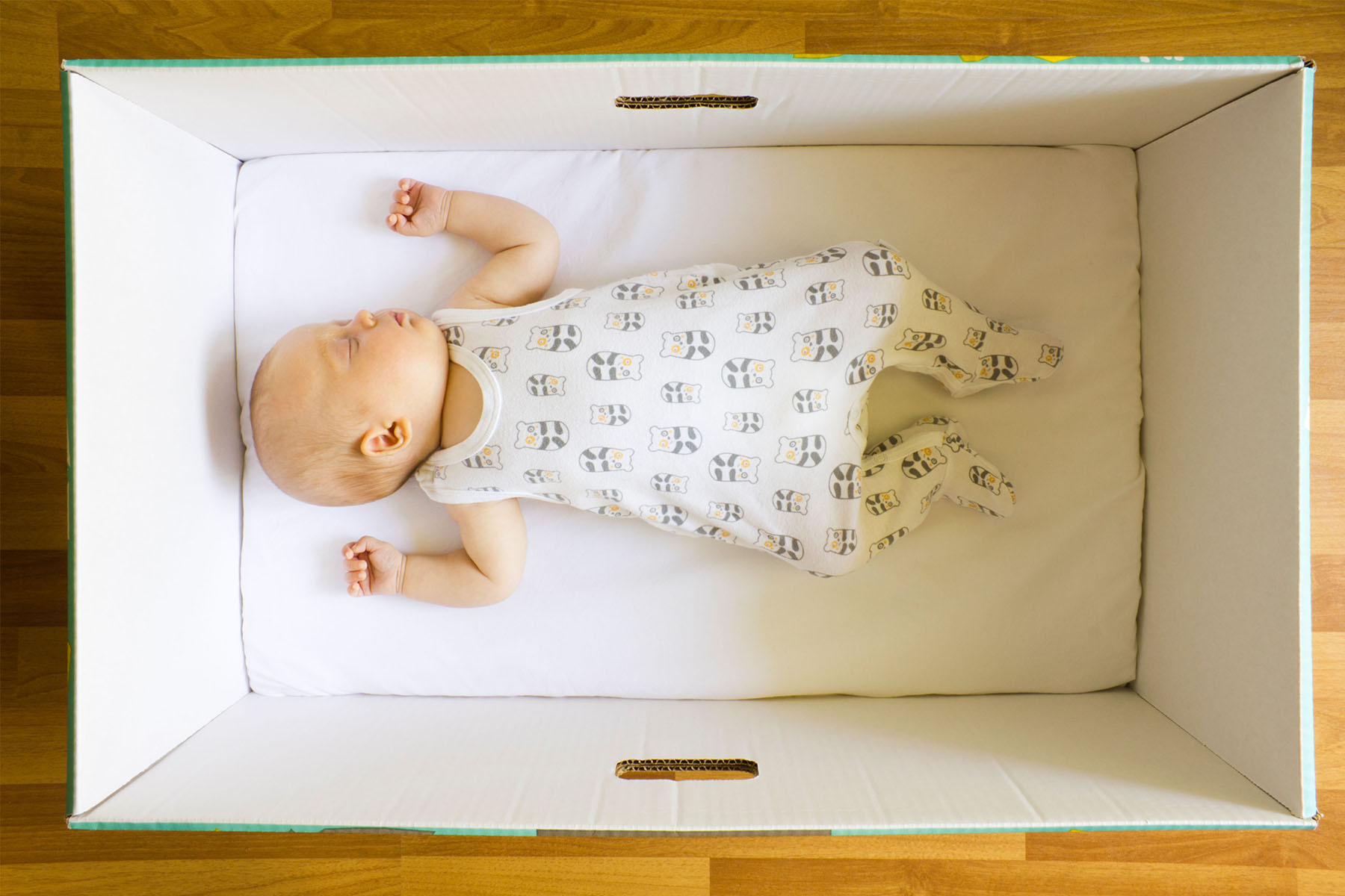 Por qué se ha vuelto común que los bebés duerman en cajas