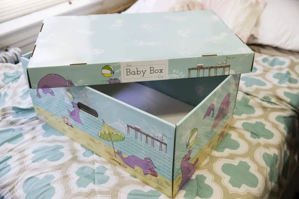 Por qué se ha vuelto común que los bebés duerman en cajas