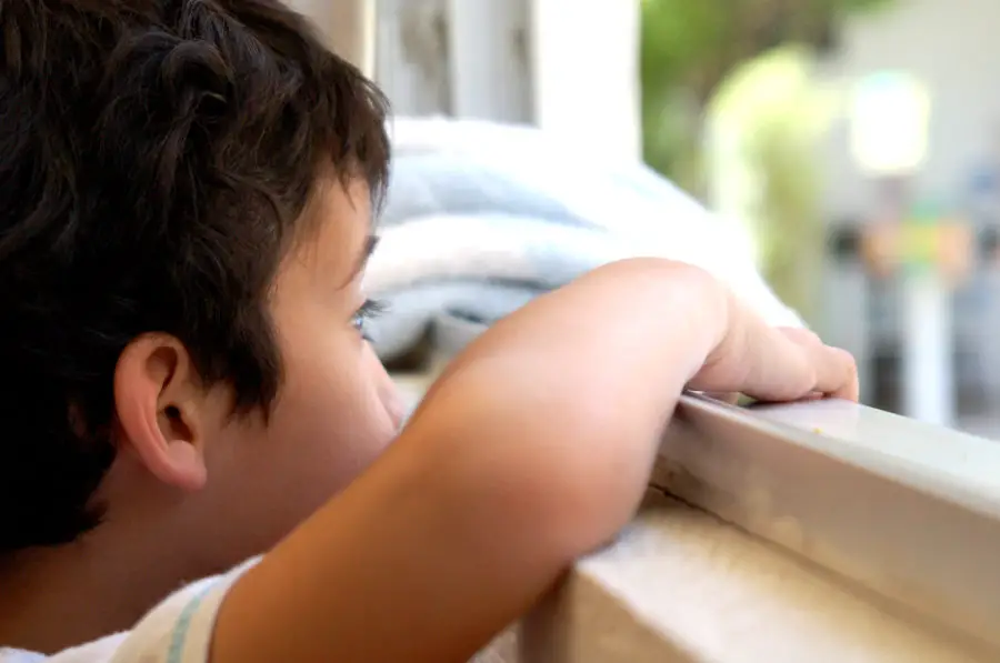 niño mirando por la ventana