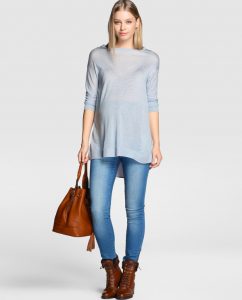 Jeans y camisas sencillas son indispensables para un look premamá