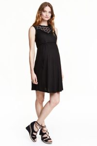 El "litle black dress" es una pieza que no puede faltar en closet de una mujer, aun estando embarazada