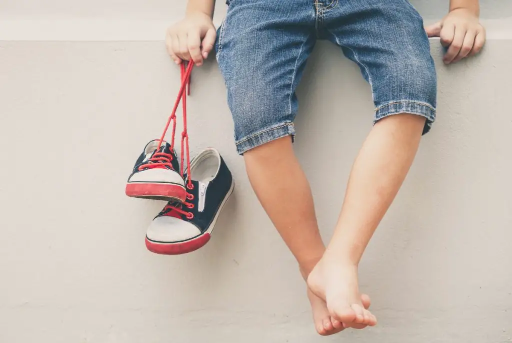 Por qué los niños no deben usar zapatos heredados