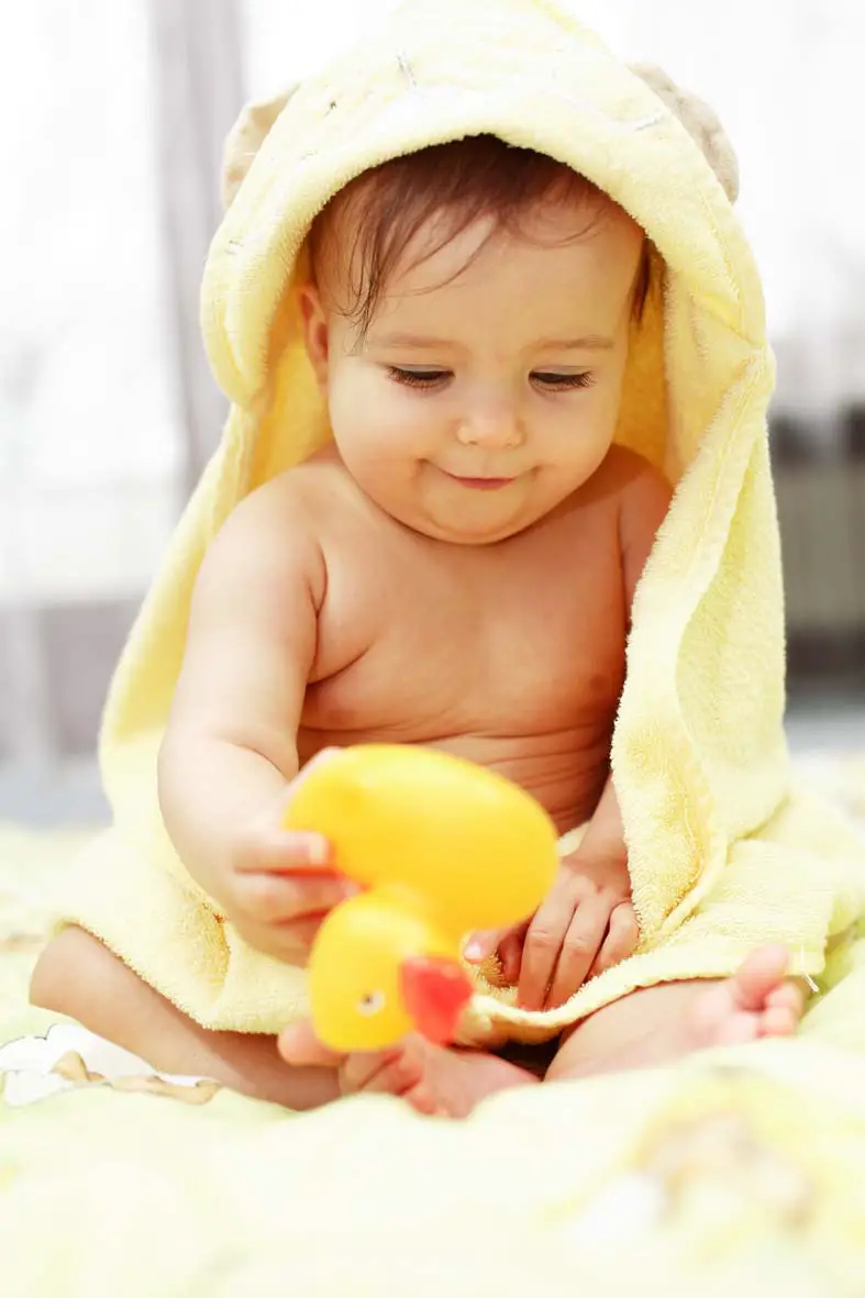 bebe despues del baño cubierto con una toalla
