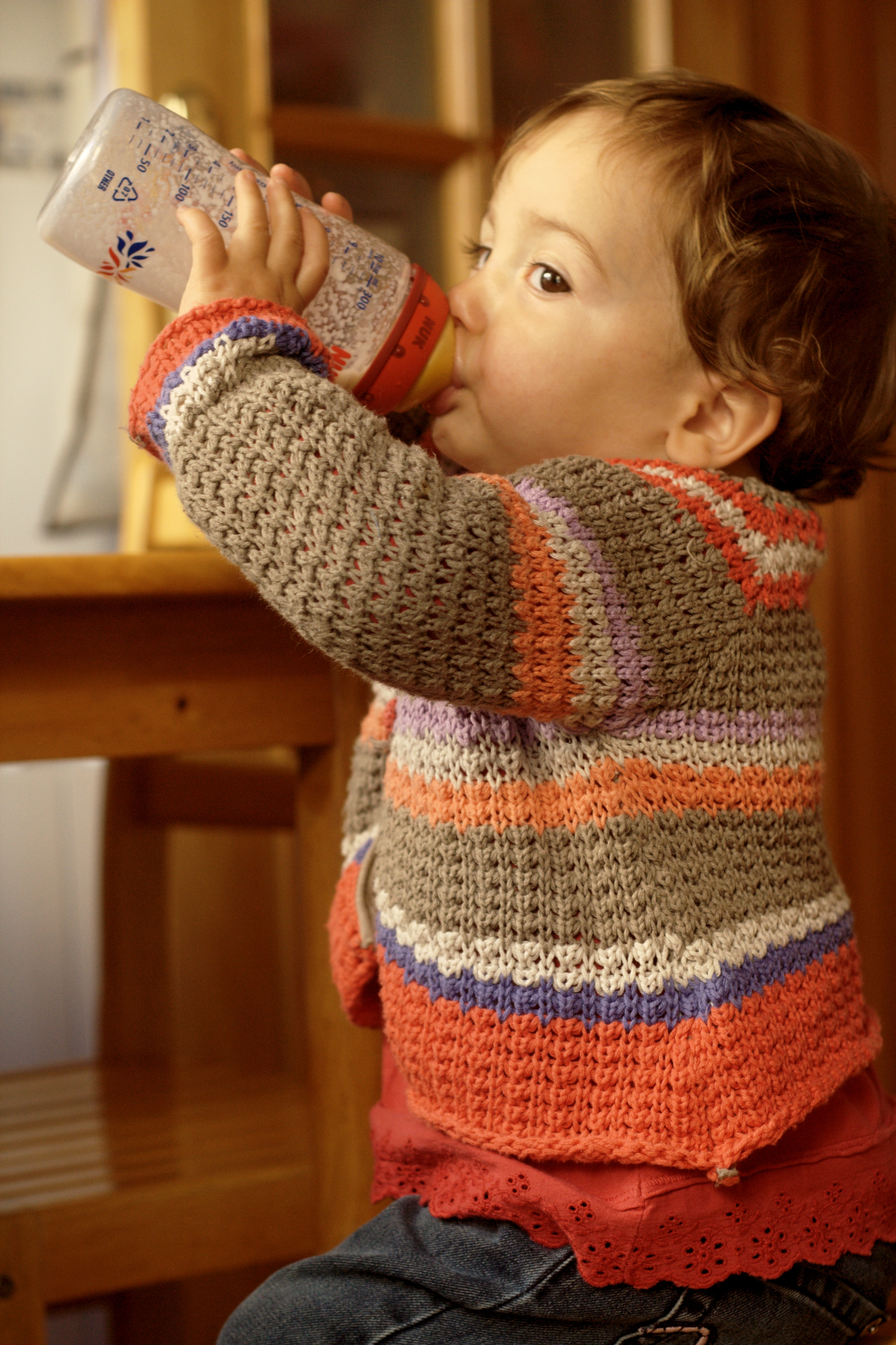 bebe tomando su biberon