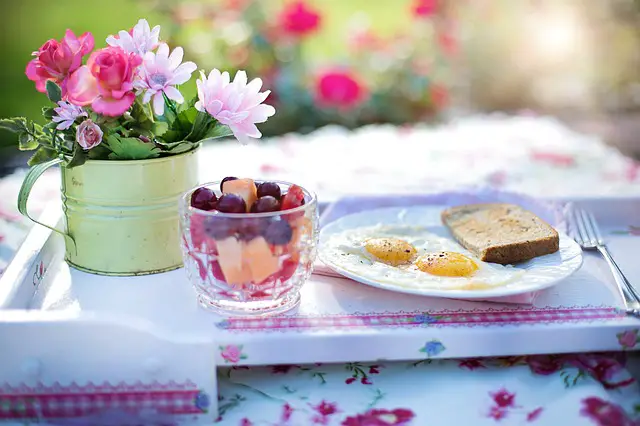 desayunar es importante mesa con desayuno de frutas huevos y tostadas desayunar es importante mesa con desayuno de frutas huevos y tostadas