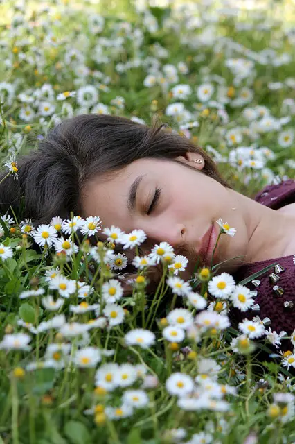 mujer durmiendo en el cesped