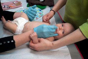 enfermera colocandole una vacuna a un bebe