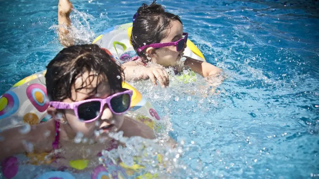 Por qué es necesario que tu niño use gafas de sol