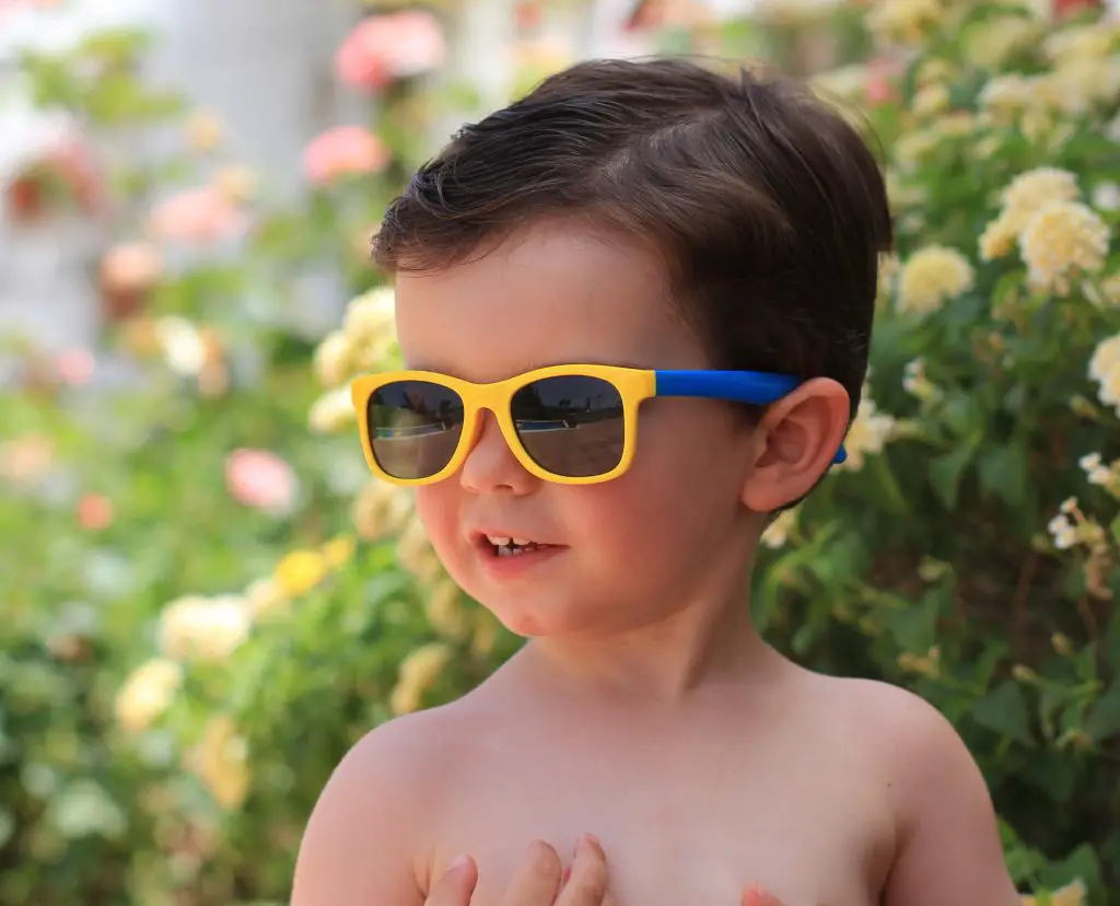 Por qué es necesario que tu niño use gafas de sol