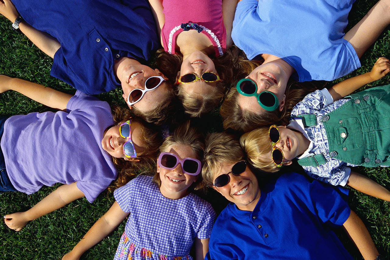 Por qué es necesario que tu niño use gafas de sol