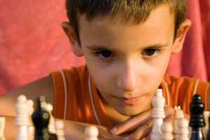 niño jugando ajedrez