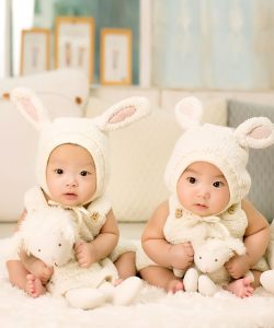 gemelos con disfraz de conejo