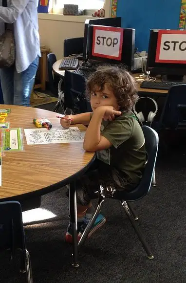 niño aburrido en la escuela