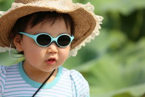 niña con gafas de sol