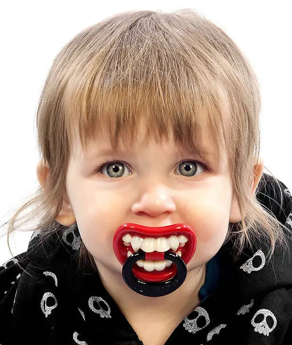 Si te gustan las películas de terror de seguro te encantará el chupete vampiro