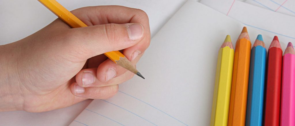 Escribir es un gran reto para los niños zurdos