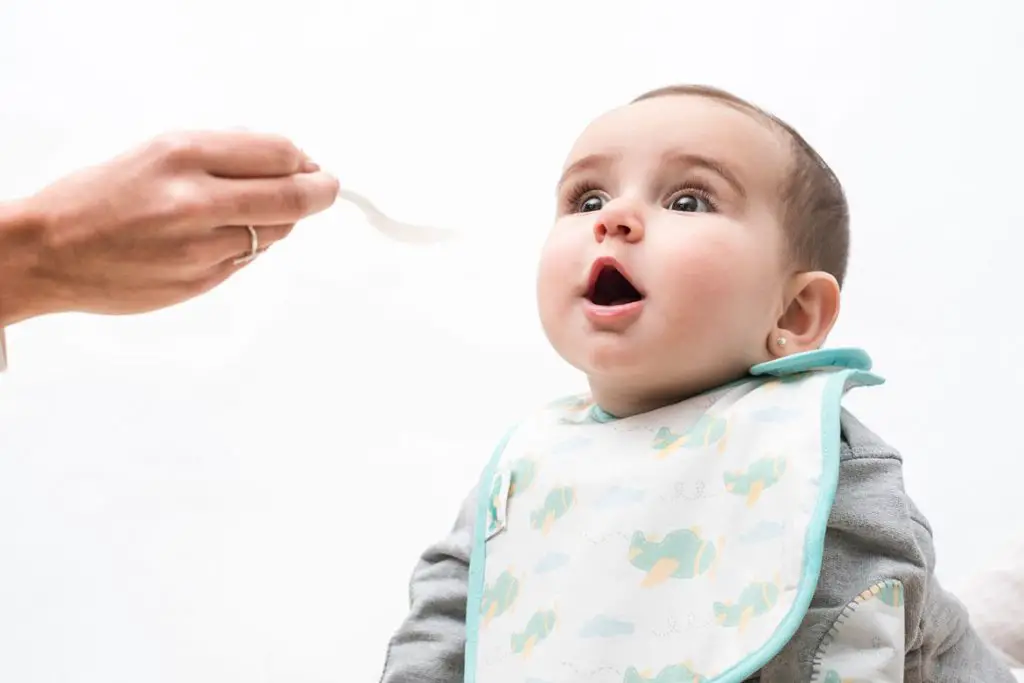 Porque los bebés fijan su mirada en las personas