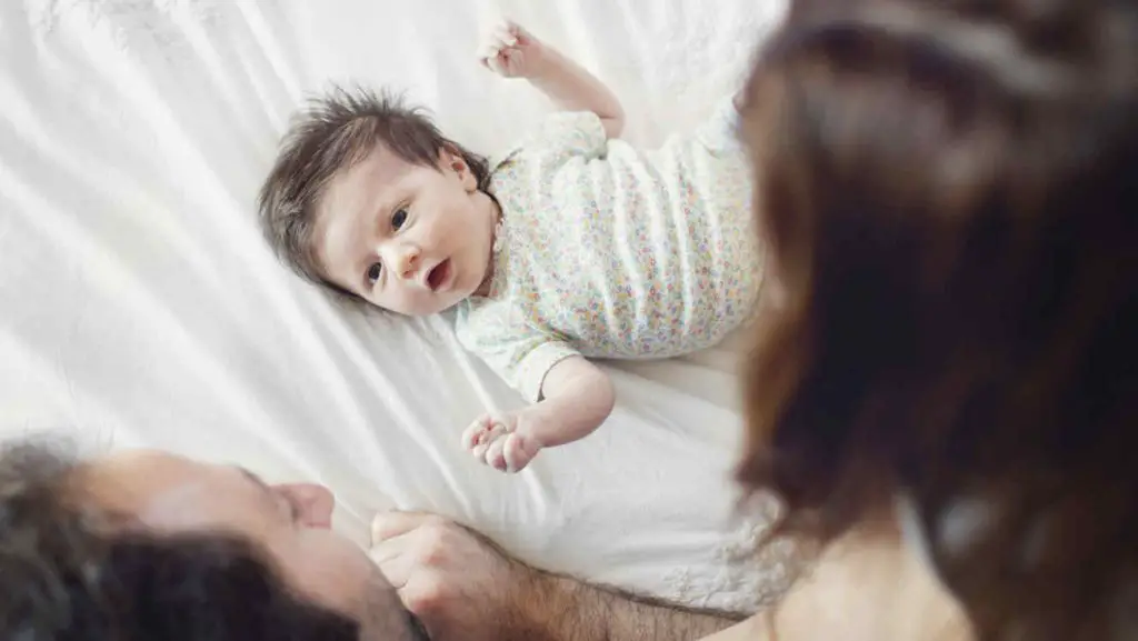 Porque los bebés fijan su mirada en las personas