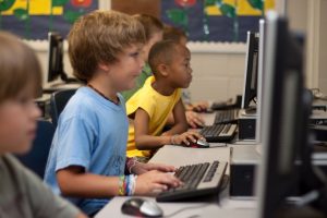 niños frente a la computadora