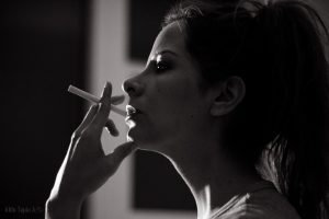 mujer fumando