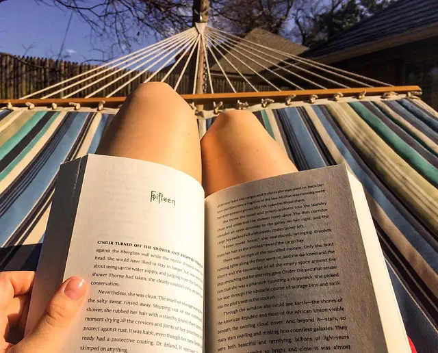 mujer leyendo un libro al aire libre mujer leyendo un libro al aire libre