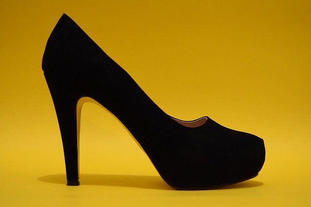 Zapatos de tacón sobrios.