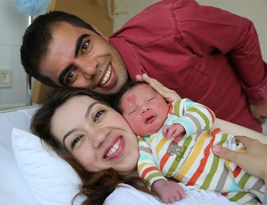 Los padres con el bebé del amor en el hospital