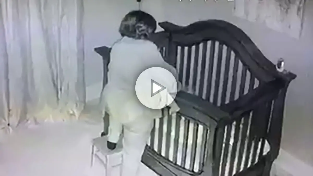 Esta abuela quiere hacer dormir al bebé