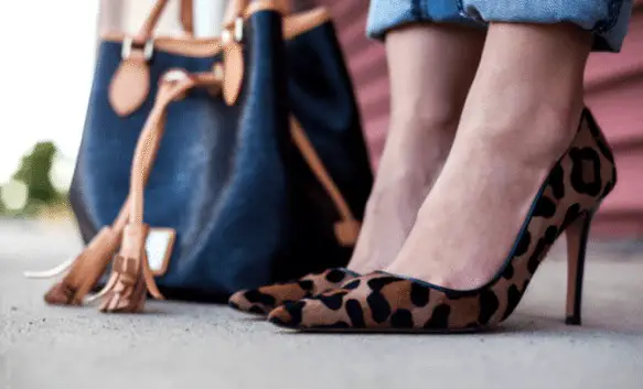 como combinar ropa de mujer Foto de tacones y cartera