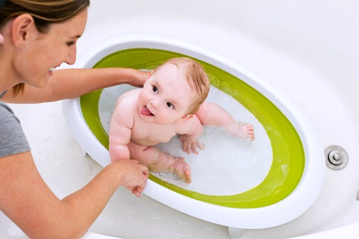 Bebé bañandose en una bañera 