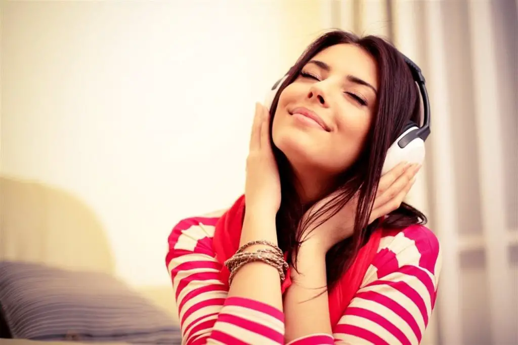 como calmar la ansiedad con musica Mujer escuchando música