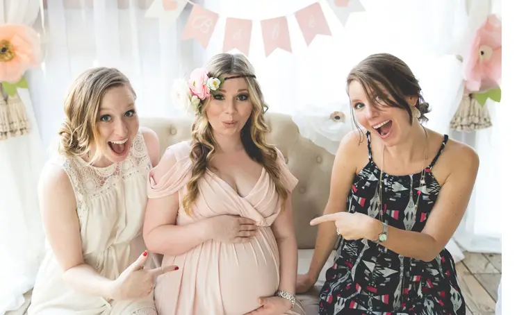 Tres amigas compartiendo en un baby shower