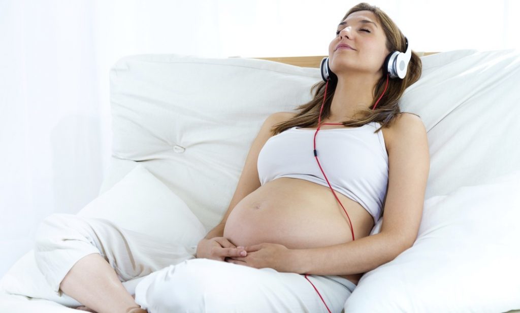 musica para embarazadas mujer escuchando música