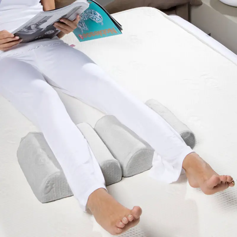 Almohadas para embarazadas Embarazada recostada sobre dos almohadas de cuña