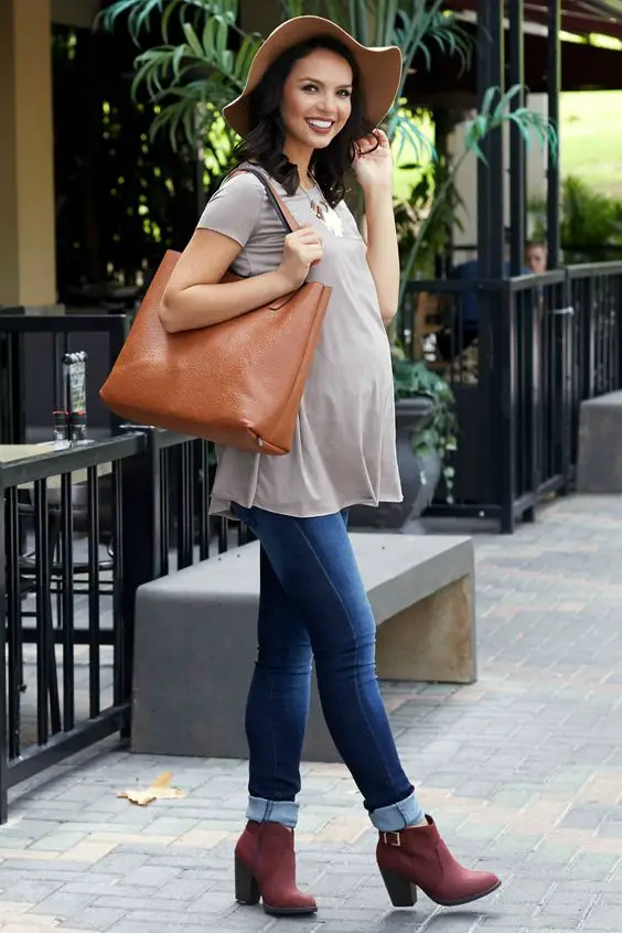 ropa de maternidad Mujer embrazada con jeans y blusa combinados con accesorios