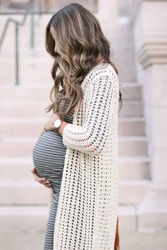 ropa de maternidad Mujer embarazada de perfil con un vestido de embarazada
