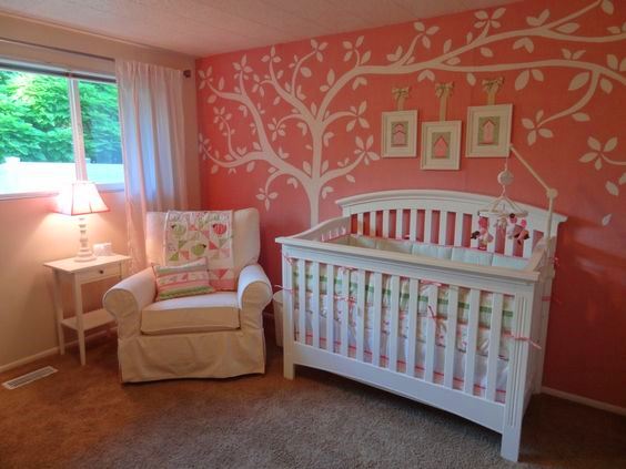 Habitación de bebé con colores rosa y blanco