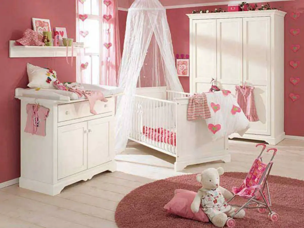 Habitación de bebé de color rosa